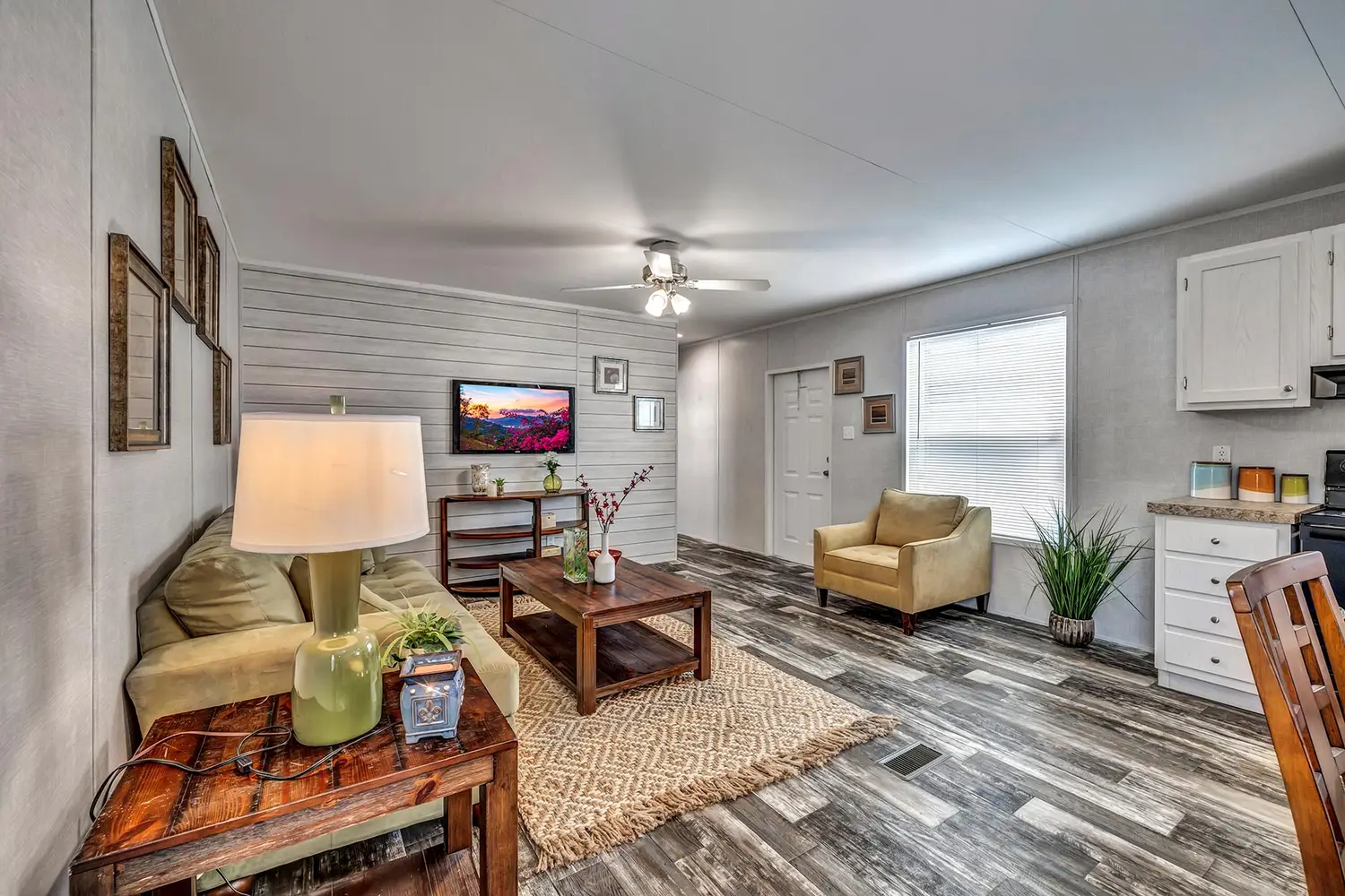 RM1656A-1656H22043 — Living room