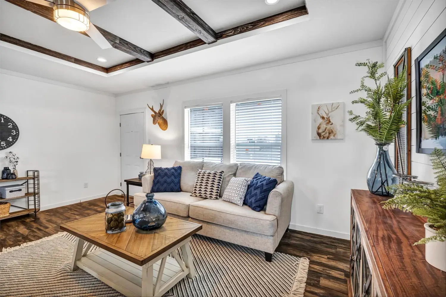 TE3248E — Living room