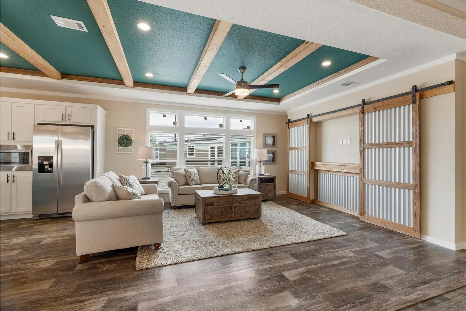 TE3272E — Living room